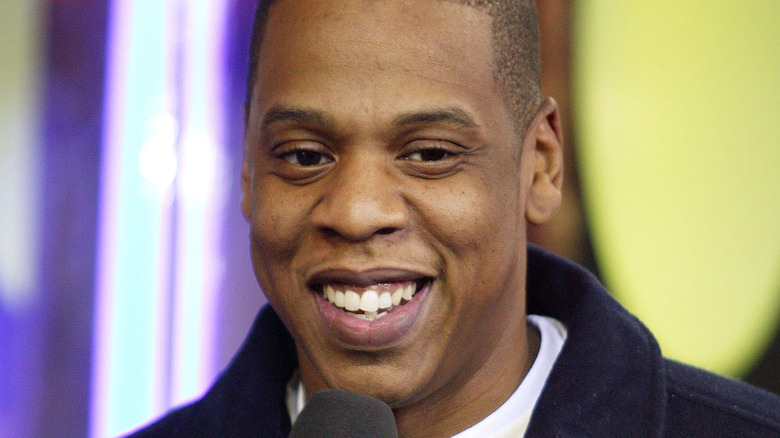 Jay-Z souriant dans une interview 