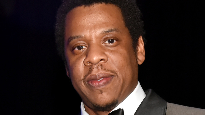 Jay-Z posant avec un prix