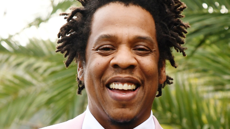 Jay-Z souriant à l'événement Roc Nation