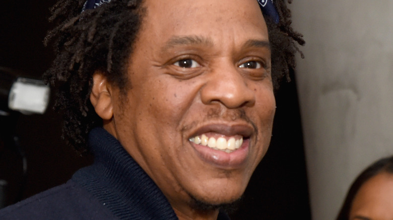 Jay-Z souriant à l'événement