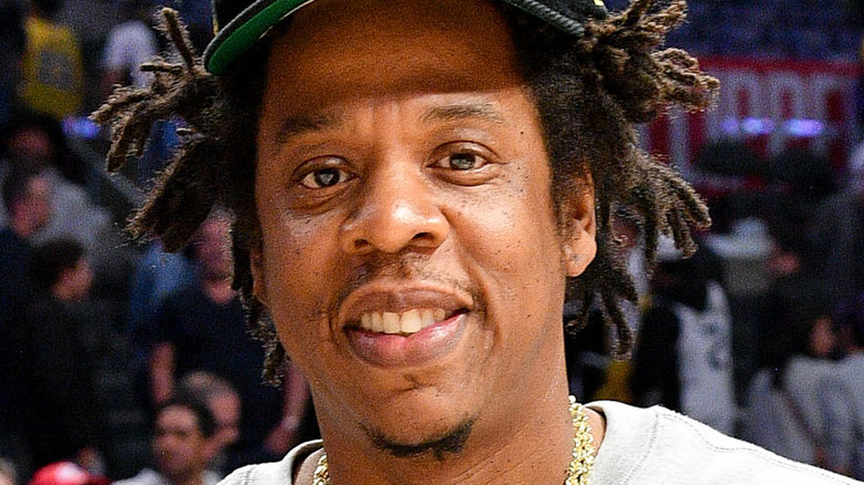 Jay-Z souriant à un match de basket