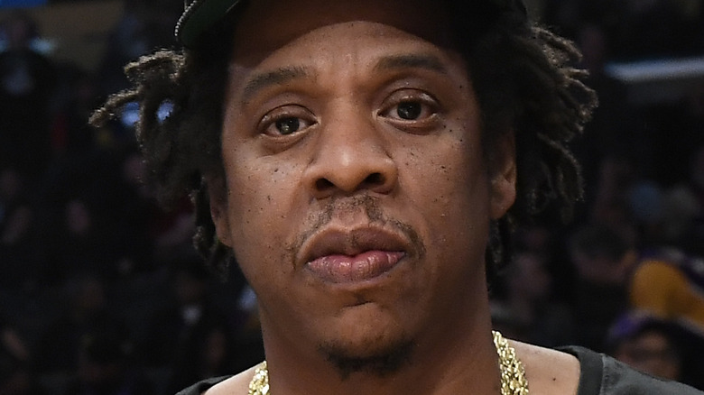 Jay-Z posant lors d'un événement