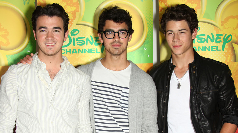 Jonas Brothers posant ensemble à l'événement Disney