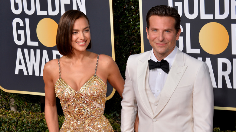 Irina Shayk et Bradley Cooper sourient