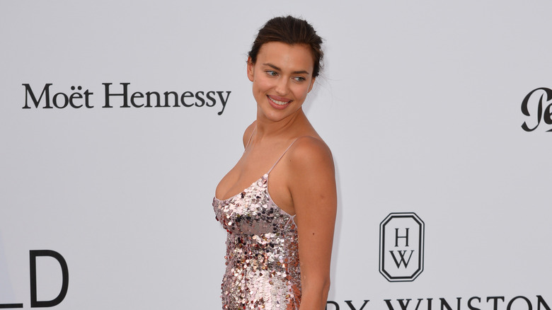 Irina Shayk posant