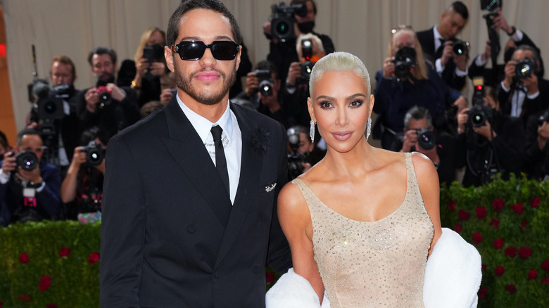 Pete Davidson et Kim Kardashian posent au gala du Met 2022