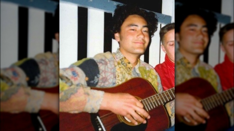 Jeune Taika Waititi avec guitare