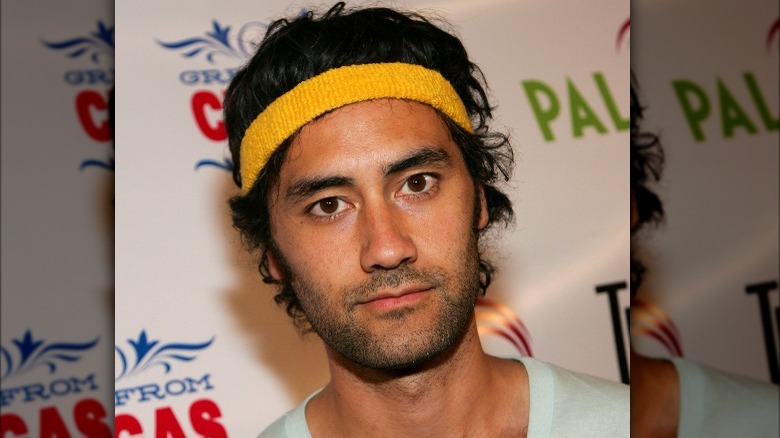 Taika Waititi portant un bandeau jaune