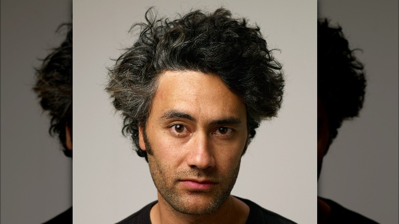 Taika Waititi avec un sourcil levé