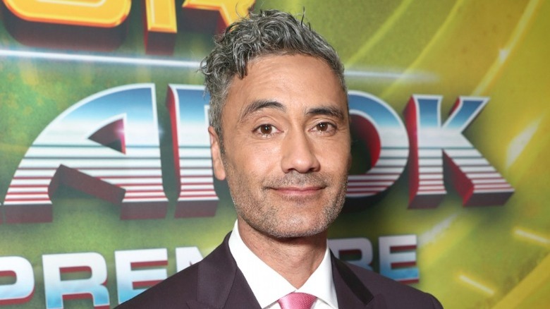 Taika Waititi souriant à la caméra