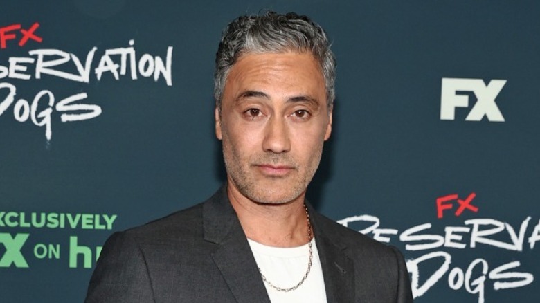 Taika Waititi regarde la caméra