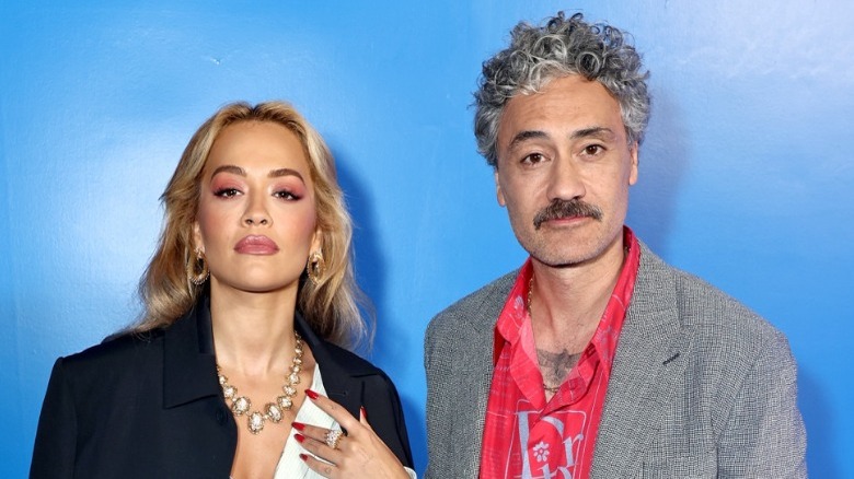 Rita Ora et Taika Waititi posent