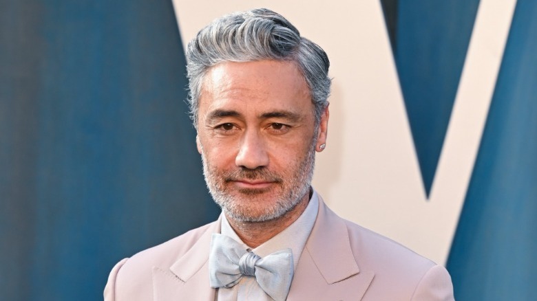 Taika Waititi avec nœud papillon