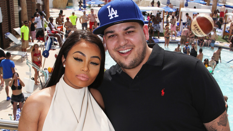 blac chyna et rob kardashian posant pour la photo 