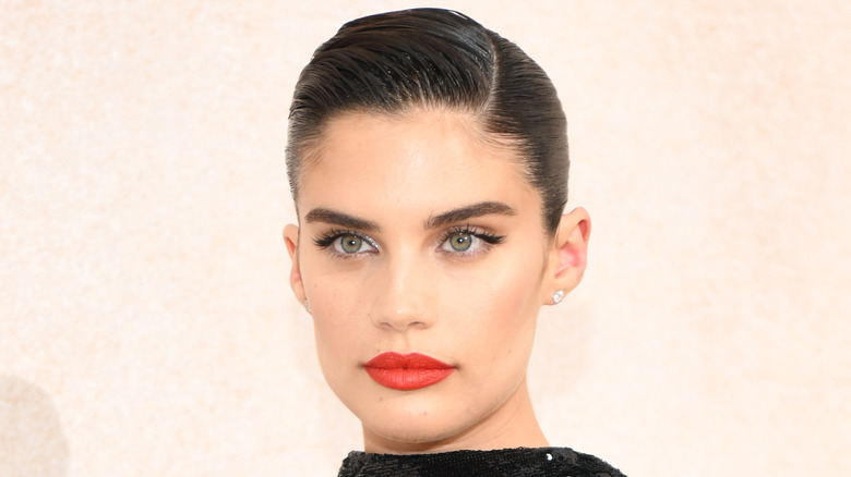 Sara Sampaio sur le tapis rouge