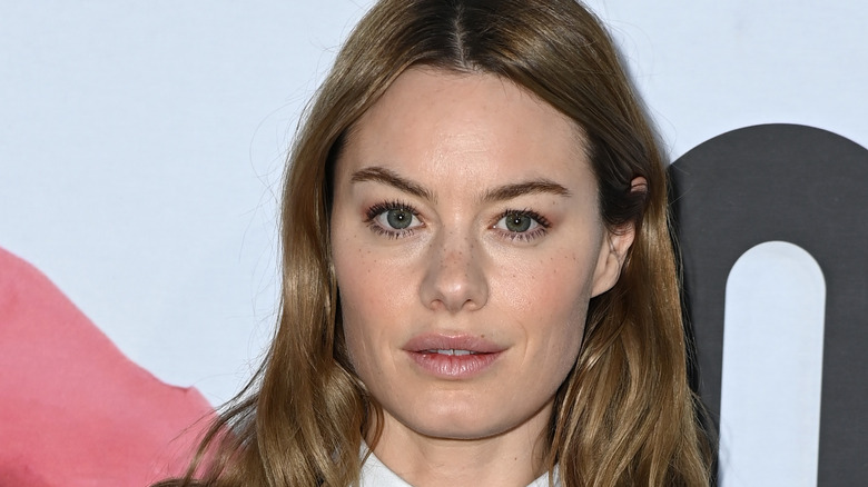 Camille Rowe sur le tapis rouge