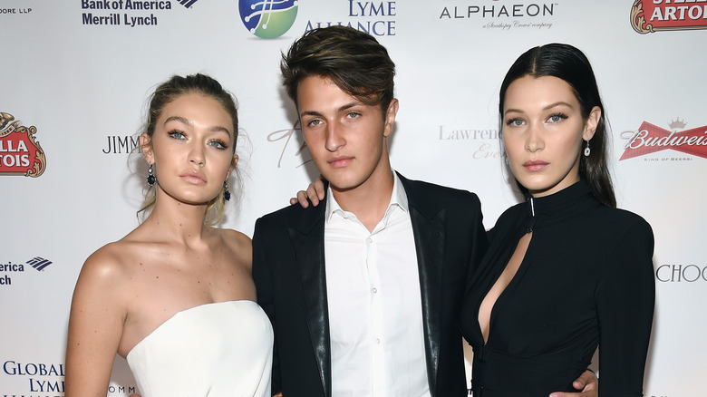 Gigi Hadid, Anwar Hadid, Bella Hadid posant lors d'un événement