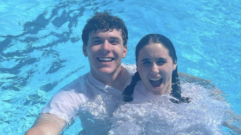 Nicholas Dubrow et Max Dubrow dans une piscine