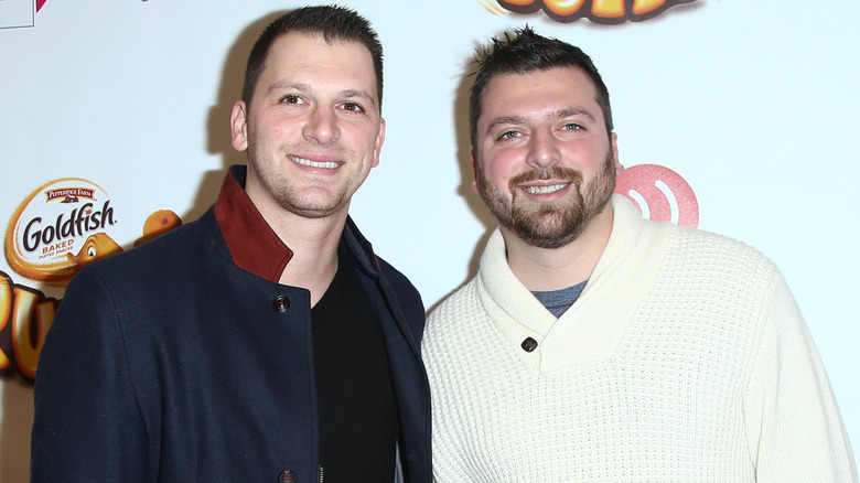 Albie Manzo et Chris Manzo posent