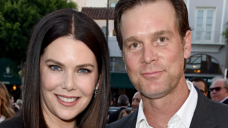 Lauren Graham et Peter Krause posant pour les caméras lors d'un événement 