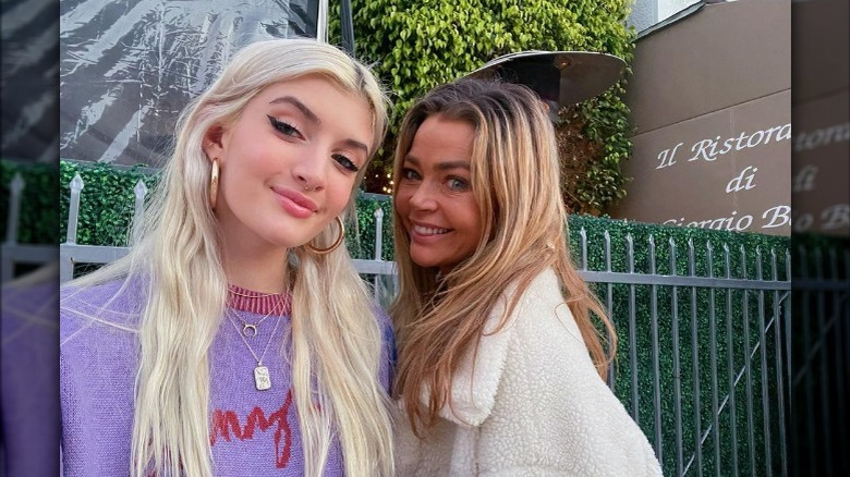 Sami Sheen, Denise Richards souriant