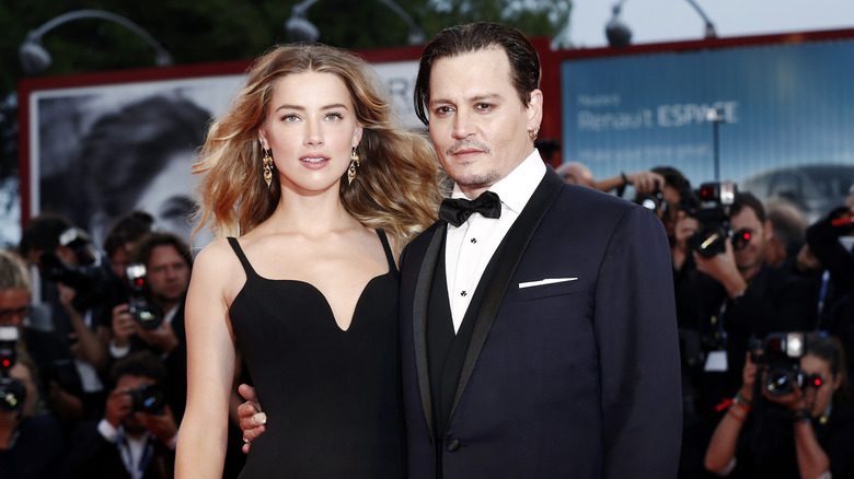 Amber Heard et Johnny Depp posent 