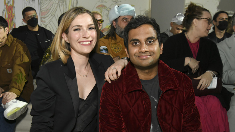 Aziz Ansari et Serena Skov Campbell sourient lors d'un défilé en 2022