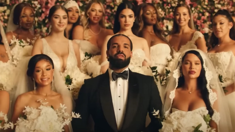 Drake posant avec des mariées