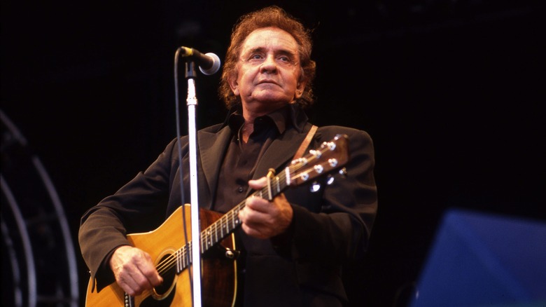 Johnny Cash joue de la guitare