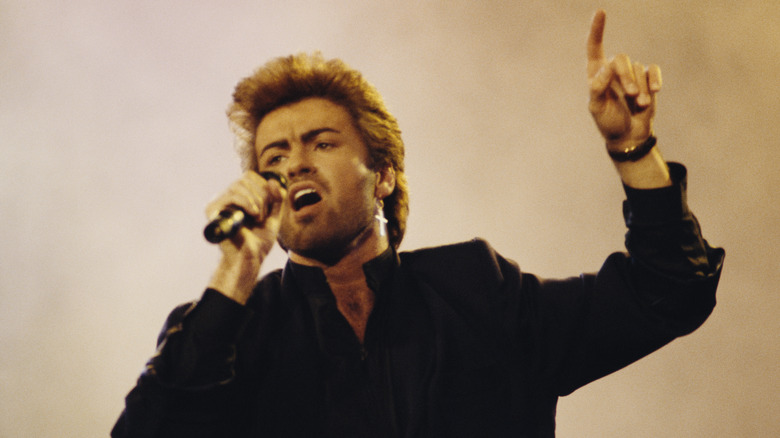 George Michael se produit sur scène