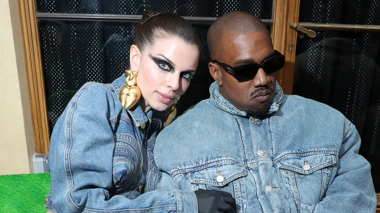 Julia Fox et Kanye West portant des tenues en jean