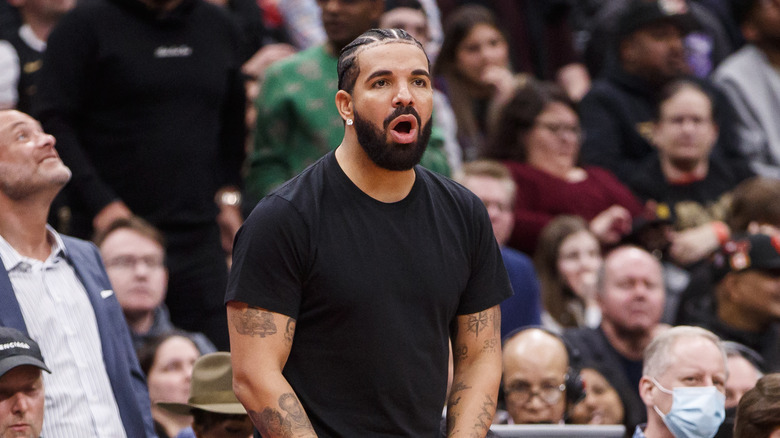 Drake avec une expression surprise