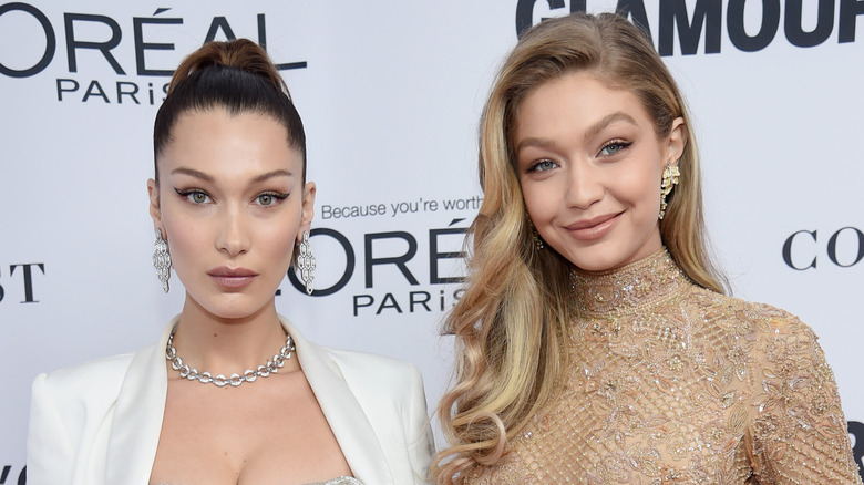 Bella Hadid et Gigi Hadid souriantes