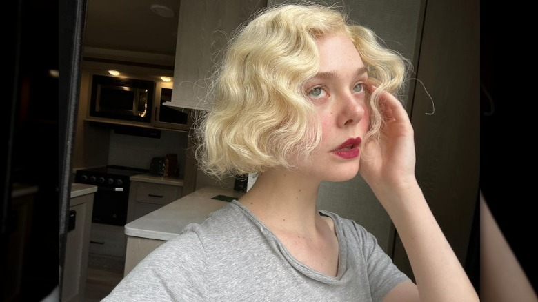 Elle Fanning porte une perruque blonde