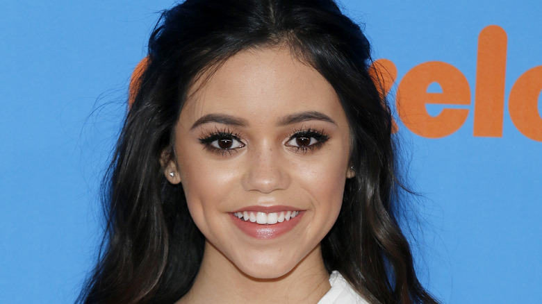 Jenna Ortega posant