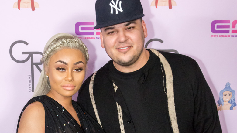 Blac Chyna et Rob Kardashian devant un fond rose