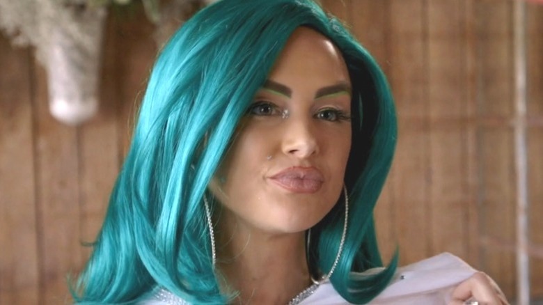 Lala Kent portant une perruque bleu-vert à Pride