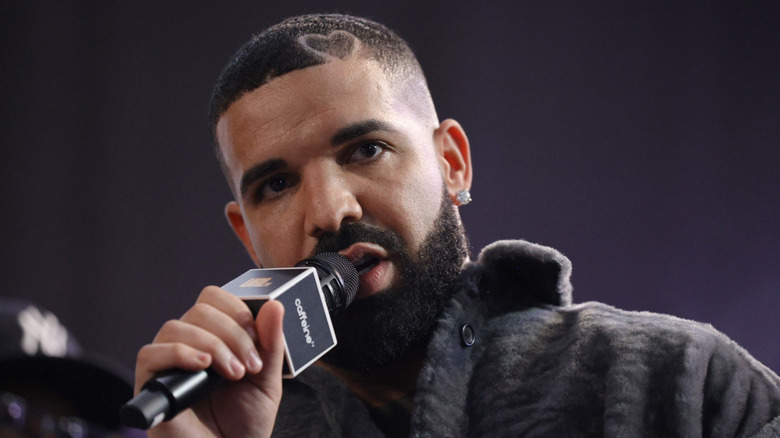 Drake coupe les cheveux avec un coeur d'amour qui chante