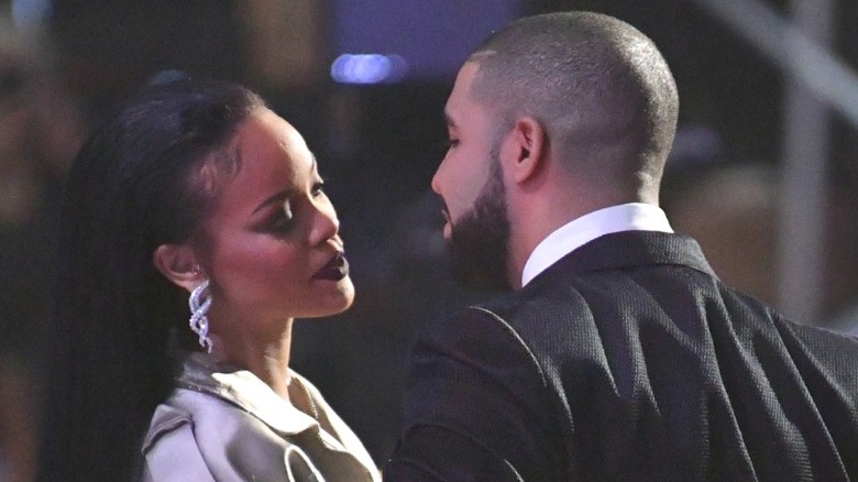 Drake et Rihanna se rapprochent presque en s'embrassant