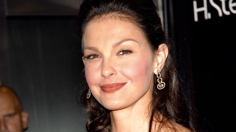 Ashley Judd sourit