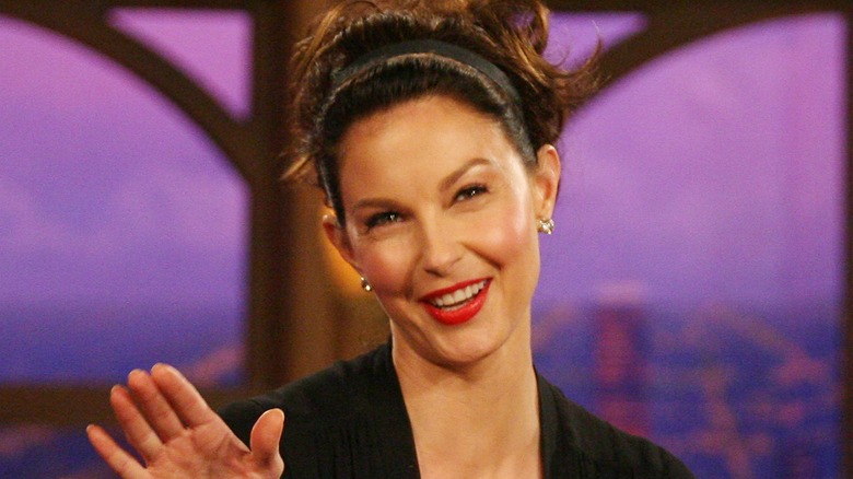 Ashley Judd sourit