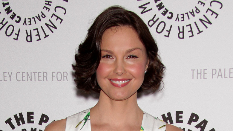 Ashley Judd sourit