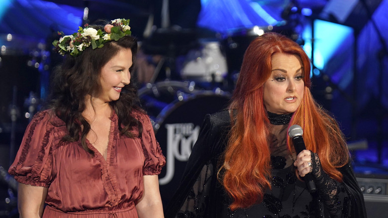 Ashley Judd et Wynonna Judd sur scène ensemble