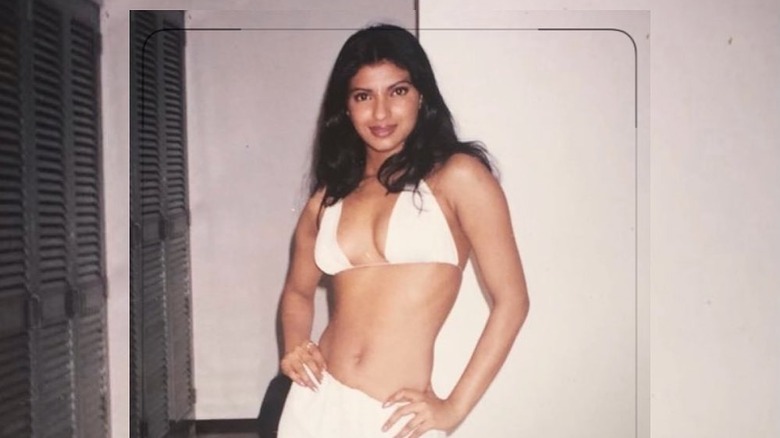 Priyanka Chopra posant en haut de bikini au début des années 2000