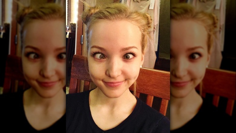 Dove Cameron posant sans maquillage