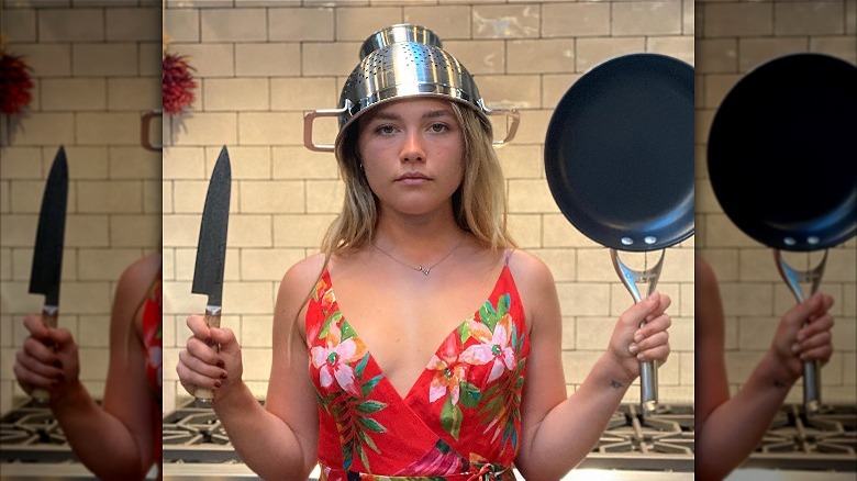 Florence Pugh porte un chapeau passoire