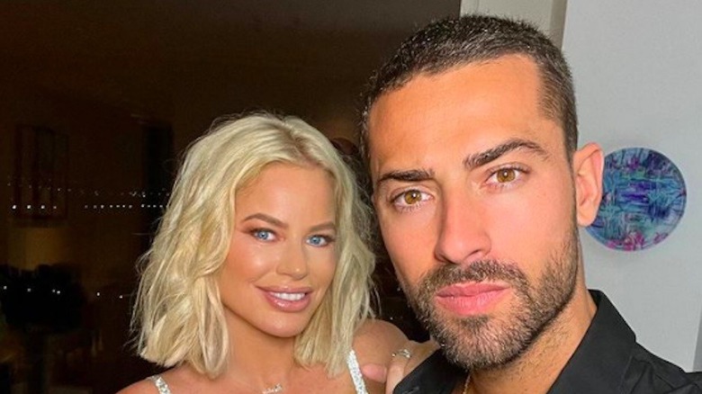 Caroline Stanbury et Sergio Carrallo posent