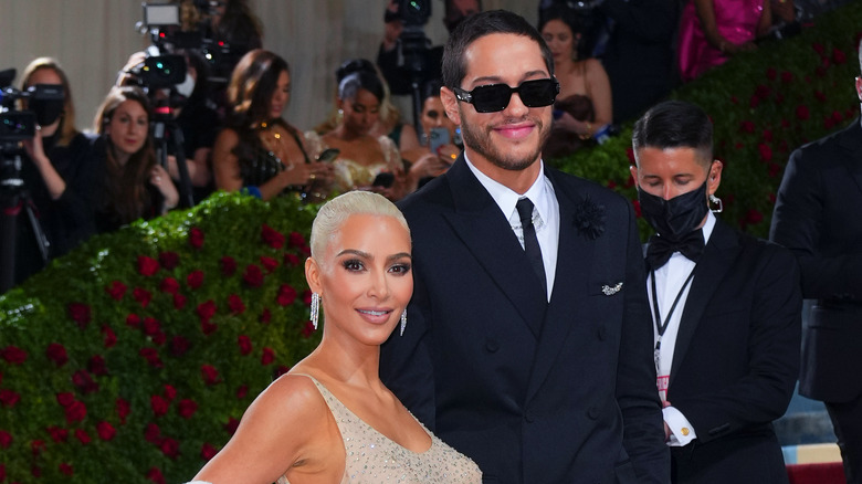 Kim Kardashian et Pete Davidson posent 