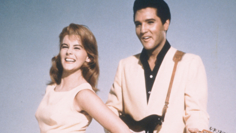 Elvis et Ann Margaret posant ensemble