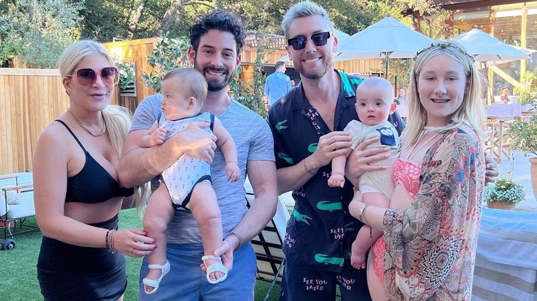 Tori Spelling et Lance Bass avec leurs enfants le jour de la fête des pères 